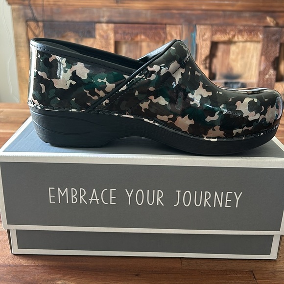 Dansko patent Camo clogs size 39  NWT - Picture 3 of 10